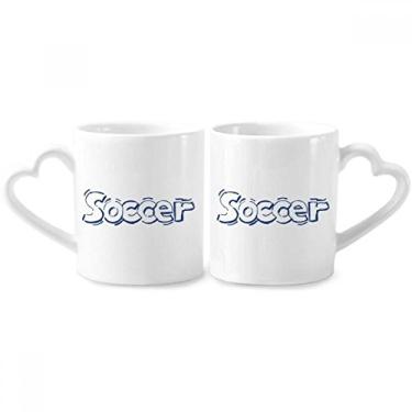 Imagem de Conjunto de canecas de porcelana para casal com estampa frontal de futebol azul e alça de coração