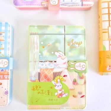 Imagem de Caderno Coelho Kawaii Luxo - 1 Unidade Sortido Caderno Coelhinho - Folhas Decoradas - Pautadas, Sem Pauta e Quadriculadas - Capa Acolchoada e Fecho Magnético - Tamanho Compacto 18,5 x 13 cm - Perfeito para Criatividade - Pé de Lápis