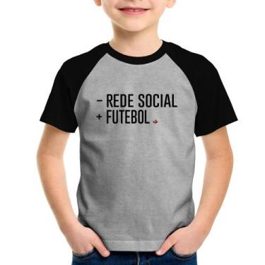 Imagem de Camiseta Raglan Infantil Menos Rede Social, Mais Futebol - Foca na Mod