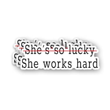 Imagem de (3 peças) Adesivo Not She's So Lucky She Works Hard com frases inspiradoras significativas decalques de vinil motivacionais para copo laptop, Kindle, telefone, garrafas de água, livros, 7,5 x 2,5 cm