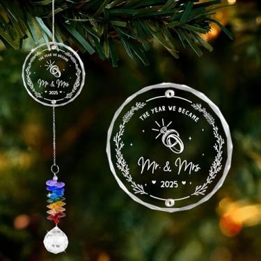 Imagem de GIFTELIX Suncatcher de aniversário - Enfeites de Natal - Presentes de casamento - Presente de noivado para casais - O ano em que nos tornamos Sr. e Sra. - Prisma de cristal arco-íris - Lembrança de