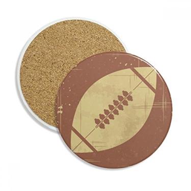 Imagem de Caneca de porta-copos com estampa marrom e ilustração esportiva de futebol