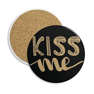 Imagem de Kiss Me Caneca de ouro com citação feita à mão Porta-copos com suporte redondo e pedra absorvente, 2 peças