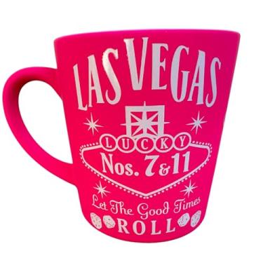 Imagem de SNCO Caneca rosa choque Las Vegas – Copo de café de viagem para meninas de 473 ml com gráfico de dados Lucky 7 e 11, lembrança engraçada para despedida de solteira ou noite das meninas