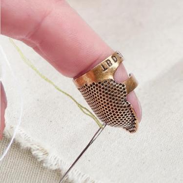 Imagem de 1 peça de protetor de dedo ajustável de metal para costura de dedal, anel superior aberto, protetor de ponta de dedal, para bordado de quilting, ferramenta de costura manual (cobre, M)