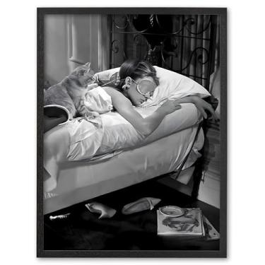 Imagem de EcoHest Arte de parede emoldurada de madeira de carvalho sólida preta de 30,5 x 40,6 cm, arte de parede Audrey Hepburn, impressão em preto e branco, tela retrô clássica de Hollywood com mulher e gato