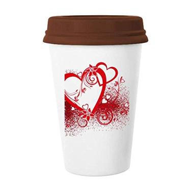 Imagem de Caneca de cerâmica branca com corações vermelhos e flores para o dia dos namorados, copo de café