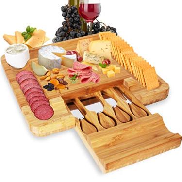 Imagem de Conjunto de Tábua de Corte de Queijo de Bambu - Kit de Prato Retangular de Madeira Plana para Frutas e Carnes com Bandeja de Gaveta de Fechamento, 4 Facas de Aço Inoxidável, Copo de Condimento Bônus - NutriChef AZPKCZBD10