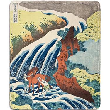 Imagem de dealzEpic - Mouse de arte impresso com a pintura das quedas de lavagem de cavalos Yoshitsune em Yoshino, província de Izumi, por volta de 1833 pelo artista japonês Ukiyo-e Katsushika Hokusai - 24 x 20