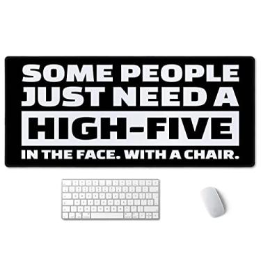 Imagem de SSOIU Tapete de rato grande com citação engraçada, tapete de rato para jogos estendido para mesa completa XXL 90 cm x 40 cm, tapete de mesa à prova d'água com bordas costuradas, algumas pessoas só precisam de um alto cinco no rosto com uma cadeira