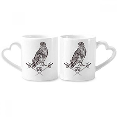 Imagem de Conjunto de canecas de porcelana para casal estilo barroco de águia com coroa de espada de cerâmica e alça de coração