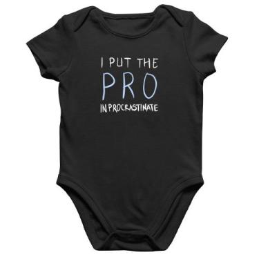 Imagem de Body Bebê Algodão I put the pro in procrastinate - Foca na Moda, Preto