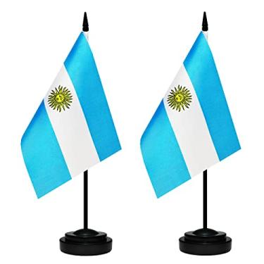 Imagem de Conjunto de bandeiras de mesa da Argentina, pacote com 2 bandeiras argentinas de mesa, pequena bandeira de mesa com mastro preto sólido de 30 cm, base preta, bandeira de mesa em miniatura