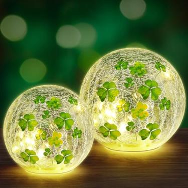 Imagem de Rossesay Conjunto de 2 bolas de vidro decorativas iluminadas de São Patrício, 14 cm, trevo de quatro folhas, luzes de LED para jardim, globo de vidro, lâmpada operada a bateria para presente de mesa