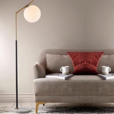 Imagem de Luminária de chão minimalista nórdica com globo de vidro branco, ideal para leitura em sofás, com design vertical decorativo para sala de estar e ambientes internos. A luminária de chão com