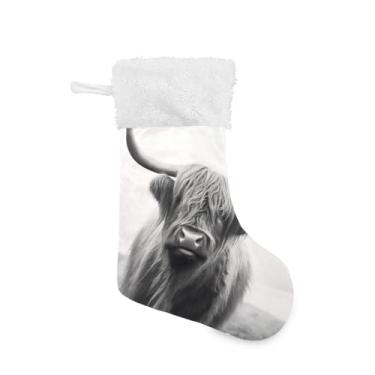 Imagem de ATTX Meias de Natal de vaca Highland, suportes de presente brancos de pelúcia para decorações de festas de fim de ano (17,7 polegadas, pacote com 2) #207
