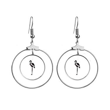Imagem de Brincos de flamingo em preto e branco com argola pendurada, joia circular
