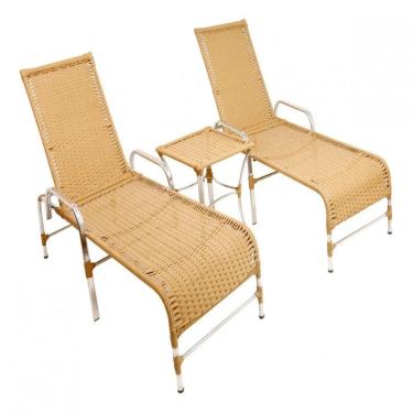 Imagem de 2 Espreguiçadeiras E Mesa Confortável Para Piscina