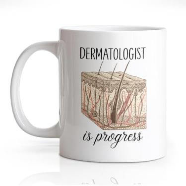 Imagem de DYJYBMY Caneca Dermatologist Is Progress, caneca engraçada dermatologista, presentes de aniversário de aposentadoria para dermatologistas, enfermeiras, esteticistas, patologistas cosméticos, presentes