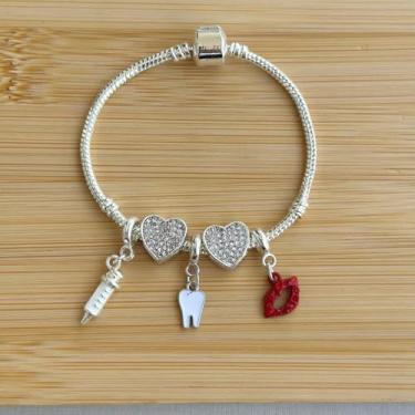 Imagem de Pulseira profissão com 5 berloques: dentista, seringa, separador de brilhos e boca - banhado a prata