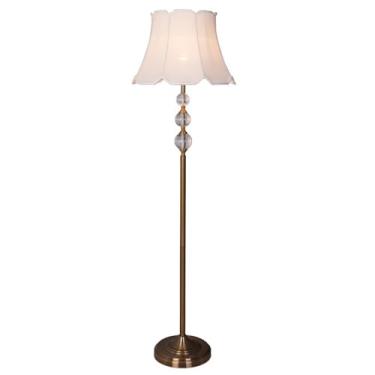 Imagem de Luminária de chão com cúpula de tecido, estilo americano campestre, com estrutura de metal polido, ideal para leitura em ambientes internos. Perfeita para decorar salas de estar e quartos.