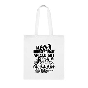 Imagem de Never Underestimate An Old Guy On A Mountian Bike Tote Bag, presente divertido, bolsa de ombro, bolsas reutilizáveis, ideia de presente de cesta de Natal de aniversário, Branco