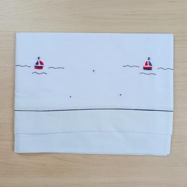 Imagem de Cueiro | Bordado à mão - Barquinho azul marinho