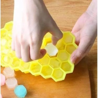 Imagem de Forma de Gelo Silicone Hexágono 37 Cavidades – Chocolate Bombom Drink Whisky Confeitaria e Bebidas (1 UNI)