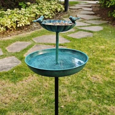 Imagem de JOYBEE Estaca de banheira dupla de metal para pássaros de 96 cm para exterior, banheiras de pássaros independentes vintage, tigela alimentadora para banhos de pássaros para ambientes externos, jardim