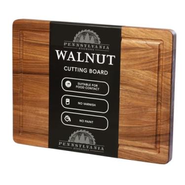 Imagem de Pennsylvania Woodworks Tábua de corte de madeira de nogueira com poço de suco, 43 x 35 cm