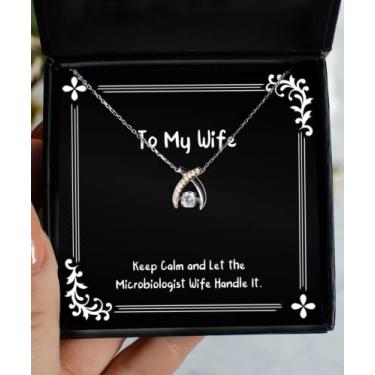 Imagem de SpreadPassion Presentes inspiradores para esposa, Keep Calm and Let The Microbiologist Wife Handle It, Colar dançante Espinha de Fúrcula de Marido