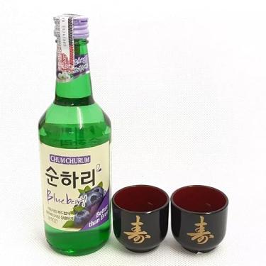 Imagem de 01 Bebida Alcoólica Soju Coreano com Sabor (Morango, Pêssego, Uva, Toranja, Yogurt, Ameixa, Blueberry) + 02 Copo Guinomi (Copo Ideograma (Kotobuki), Blueberry)