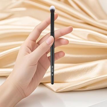 Imagem de Pincel de mistura de sombra pequeno – Ferramenta de precisão para transições de cor sem costura – Cerdas sintéticas macias para manchas e detalhes