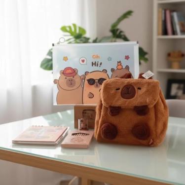 Imagem de Kit Capivara Fofura – Mochila de Pelúcia + Lápis de Cor + Estojo + Apontador Criativo | Presentes Divertidos para Crianças e Adultos, Material Escolar e Colecionador