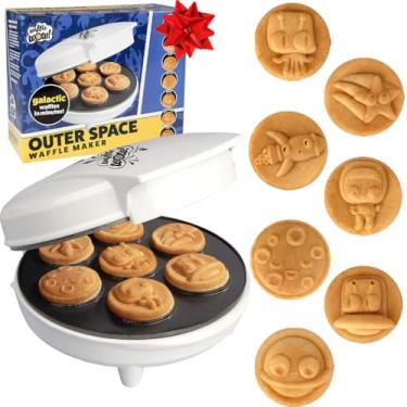 Imagem de Máquina de waffle infantil Out of This World - Faça 7 panquecas espaciais. Astronautas, luas, estrelas e mais em minutos - waffle antiaderente elétrico - ferro científico com tema galáctico divertido