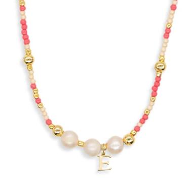 Imagem de Agriajun Gargantilha com inicial de pérolas douradas rosa bege para mulheres e adolescentes, boêmio feito à mão com contas de sementes personalizadas com nome de letra, pequeno colar, praia, surfista,