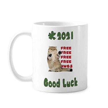 Imagem de Caneca de cerâmica para café e porcelana com braços de pé abraçando a boa sorte 2021