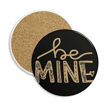 Imagem de Caneca Be Mine com citação dourada e porta-copos com suporte redondo e pedra absorvente, 2 peças