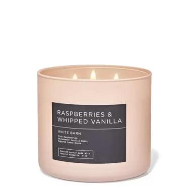 Imagem de Bath & Body Works, Vela branca de 3 pavios com óleos essenciais - 411 g - aromas de primavera 2022! (framboesas e baunilha chantilizada)