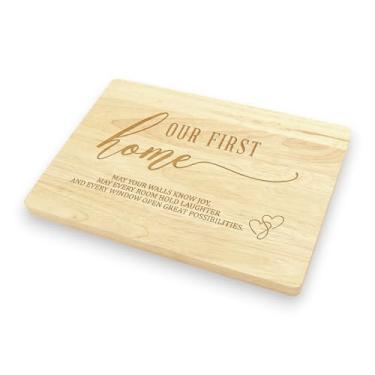 Imagem de First Home Gift – Tábua de corte de bordo "Our First Home" Placa de madeira gravada a laser para casais novos proprietários, ideia de presente de casamento, presente de fechamento de corretor de