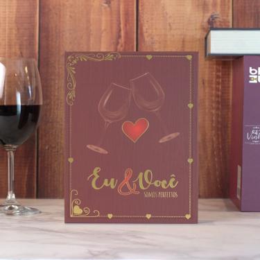 Imagem de Kit para Vinho Premium Wine Eu e Você com 5 Peças em MDF e Metal com Estojo Formato Livro Decorativo para Presentear