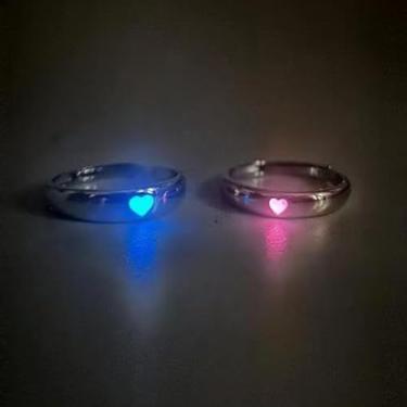 Imagem de 2 peças Anel luminoso de coração de amor que brilha no escuro moderno anéis ajustáveis para casais joias presente para o amante diâmetro interno 16 mm, azul e rosa