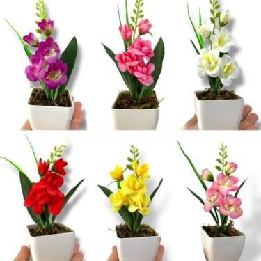 Imagem de Kit com 10 ou 20 Mini Arranjos de Flores Artificiais – Lembrancinhas para Casamento, Aniversário e Decoração com Vaso Acrílico Preto ou Branco(10 UN SORTIDAS,VASOS BRANCOS)