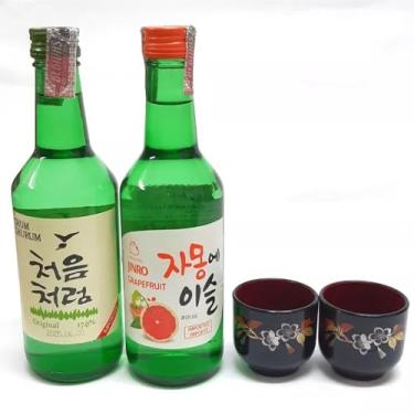 Imagem de 02 Bebida Alcoólica Soju Coreano Original e com Sabor Morango/Pêssego/Uva/Toranja/Yogurt/Ameixa/Blueberry + 02 Copo Guinomi (Copo Flor de Sakura, Toranja)