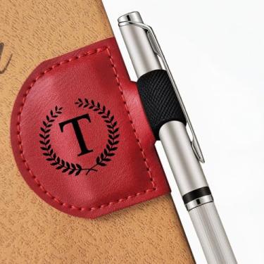 Imagem de MOTEERLLU Marcador de livro Bygone Mark com suporte de caneta, marca magnética de couro personalizado inicial, marcadores personalizados para mulheres e homens, presente ideal para amantes de livros