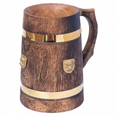 Imagem de Caneca de cerveja de madeira com inspiração medieval estilo vintage, design de barril de latão com caneca de metal em relevo