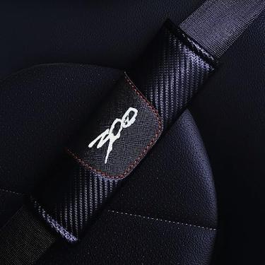 Imagem de HUIANTS Capa de almofada para cinto de segurança Chrysler 300, almofada de ombro de couro para cinto de segurança, 2 peças, capas de alça de carro para Chrysler 300 300C 300S acessórios interiores (branco)