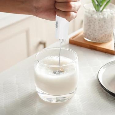 Imagem de Espumador de leite portátil, batedeira portátil ultrarrápida – batedor elétrico de espuma para café, adequado para bater creme e fazer espuma de leite. Branco