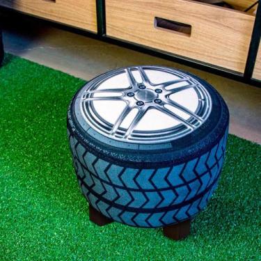 Imagem de Puffinho Infantil Redondo Estampado Suede Pneu Carro Pés Chanfrado Tab