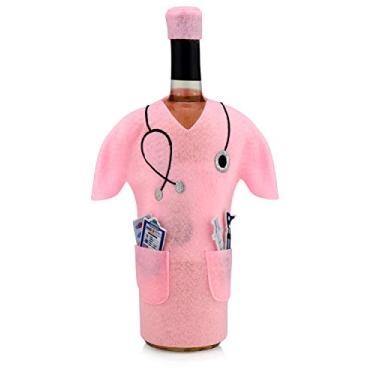 Imagem de Saco de vinho Pink Scrub para médicos – Saco de presente de vinho de feltro com estetoscópio, otoscópio, seringa e cápsulas | Presentes de capa de vinho para médicos para graduação | Presentes de enfermeiros para mulheres